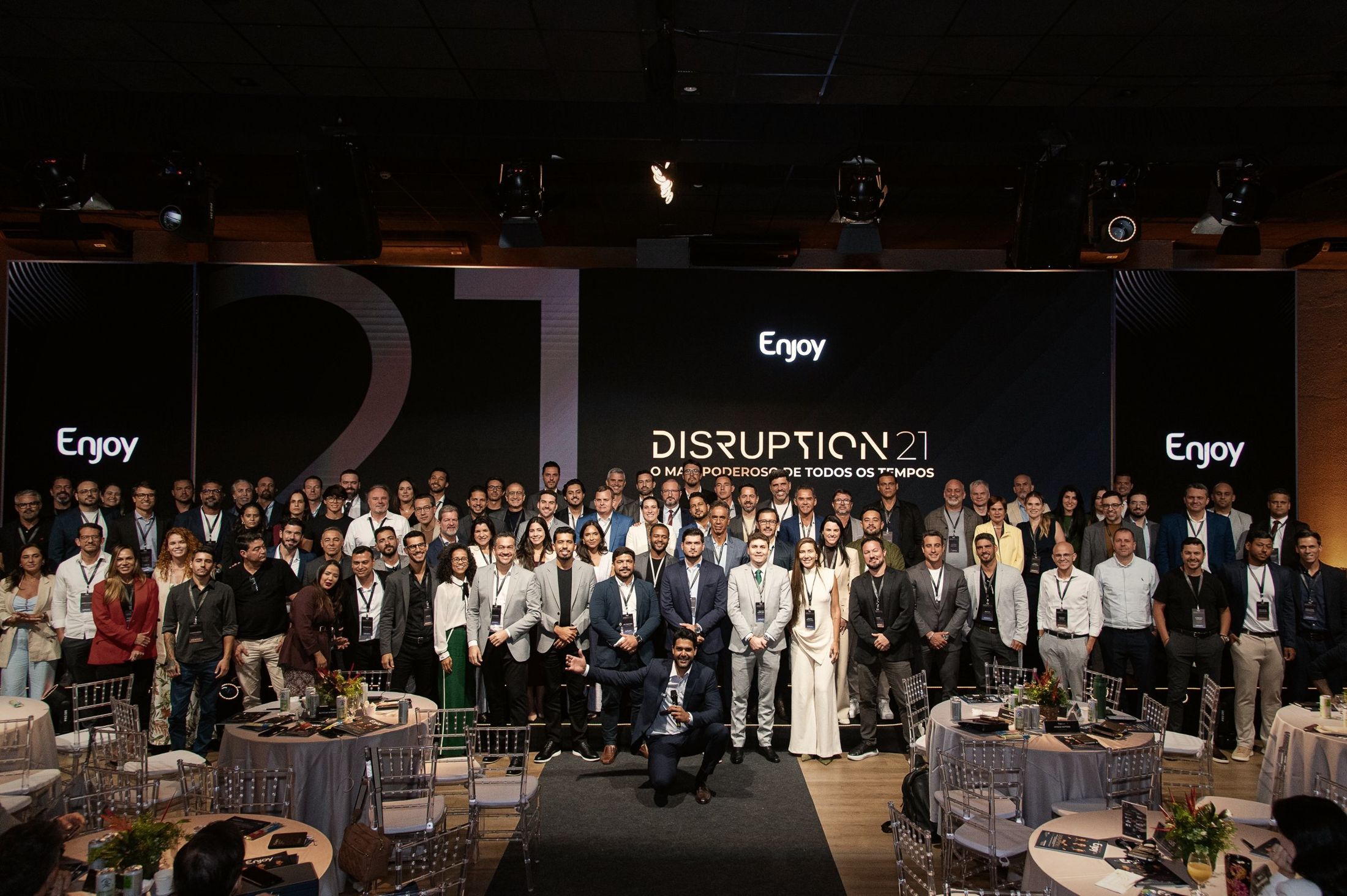 Membros da comunidade Disruption reunidos no palco do Disruption 21