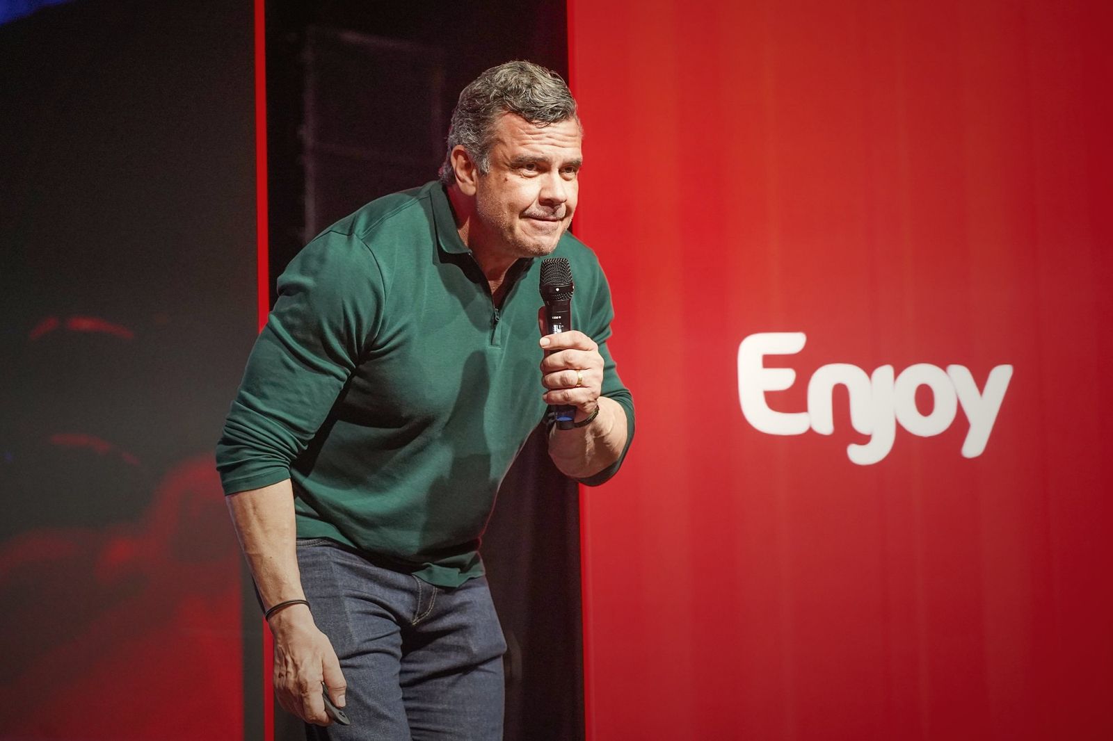 Lásaro no palco da Enjoy